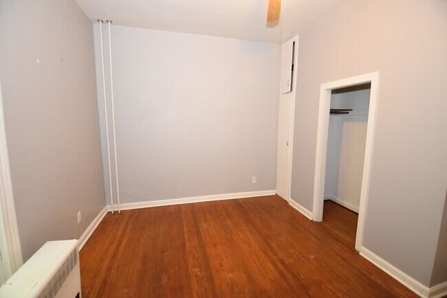 Building Photo - Beautiful 3 Bedroom Lower Unit Apartment i...
