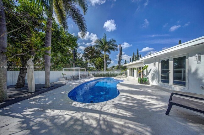 Building Photo - 2020 Alamanda Dr
