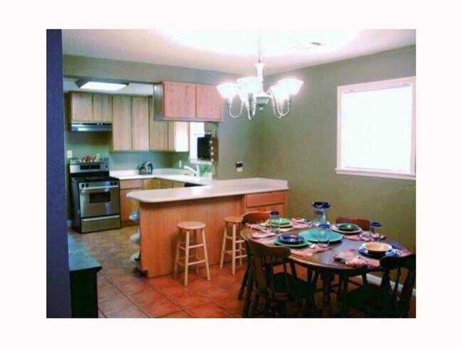 Building Photo - Spacious home just West of IH35. Great cen...