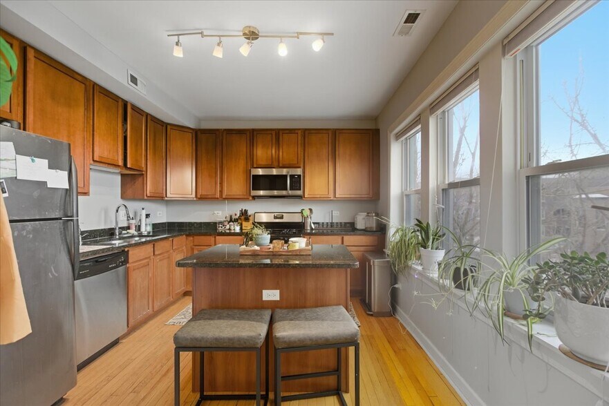 Building Photo - 3040 W Diversey Ave