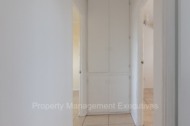 Building Photo - 3 Bedroom, 1 Bath Apartment close to every...