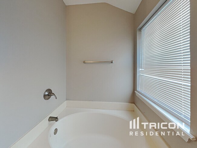Building Photo - 2834 Coral Dr