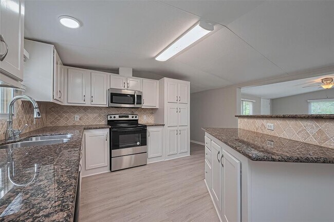 Building Photo - 8856 Greenwood Dr