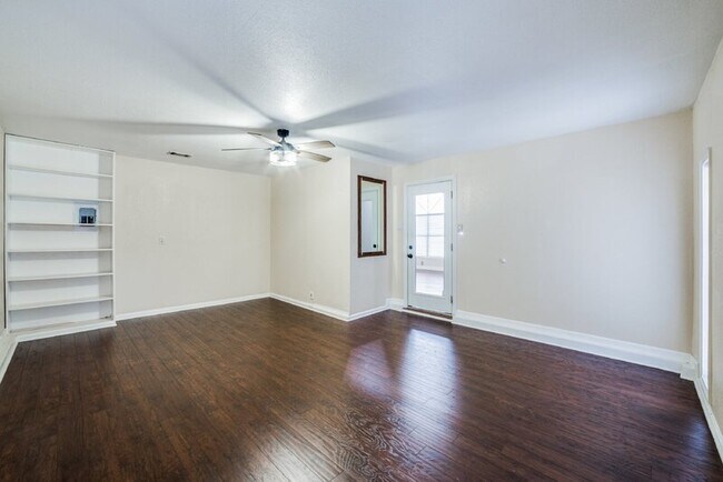 Building Photo - 6158 Valley Clf