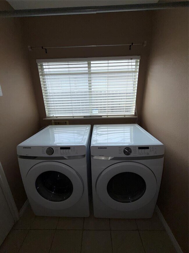 Building Photo - 1704 Matagorda Dr