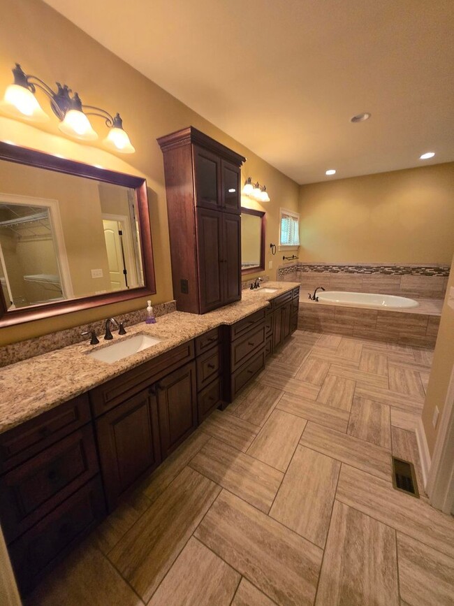 Building Photo - Luxury 4-Bedroom Home with Outdoor Oasis i...