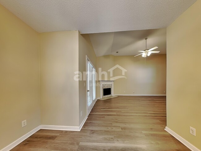 Building Photo - 263 Silver Brook Cir