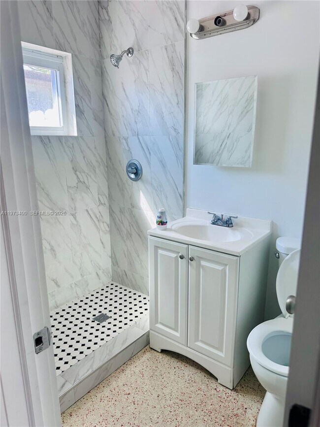 Building Photo - 1450 SW 6th St