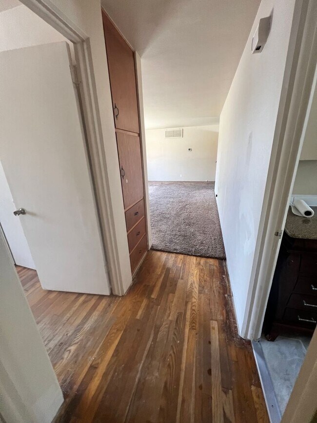 Building Photo - Charming, 2BD/1BA Duplex