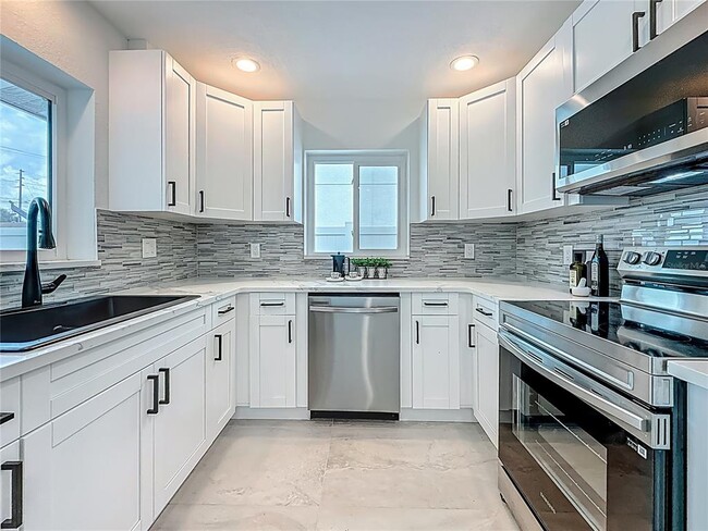 Building Photo - 572 Baywood Dr N