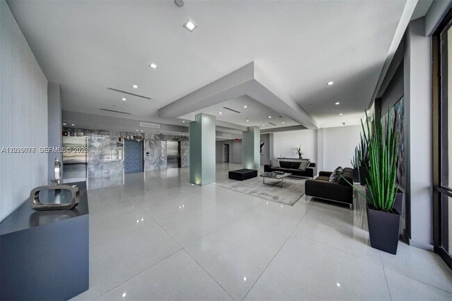 Building Photo - 20379 W Country Club Dr
