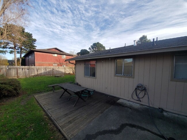 Building Photo - 3-bedroom home with remodeled kitchen and fenced backyard!