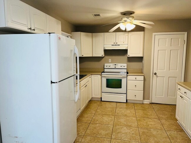 Building Photo - Wow! Beautiful brick 3 bedroom 2 bathroom home near Stone Mountain Village! Must See