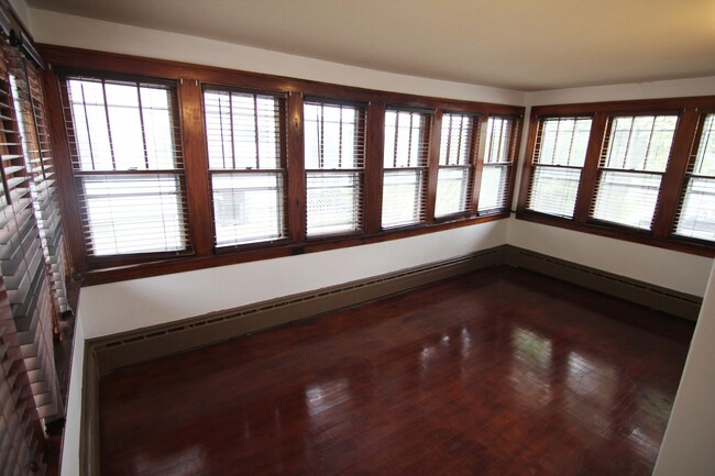Building Photo - 221 N Dewey St