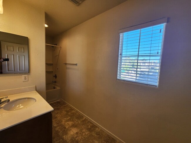 Building Photo - Great 2 Story Home in the SouthWest
