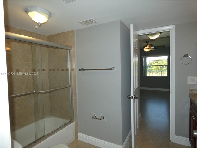 Building Photo - 2841 N Oakland Forest Dr