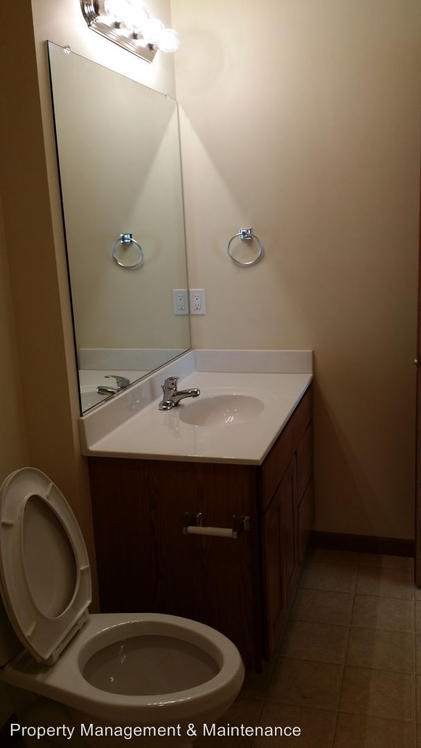 Building Photo - 1906 N Oak Dr