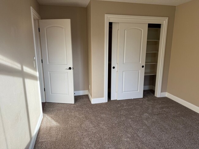 Building Photo - Goregous 5 Bedroom Home! Great Location! Vaulted Ceilings! Fenced Yard! 3- Car Garage & More!