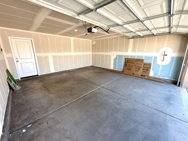 Building Photo - Spacious 4 Bedroom Home with Solar & Moder...