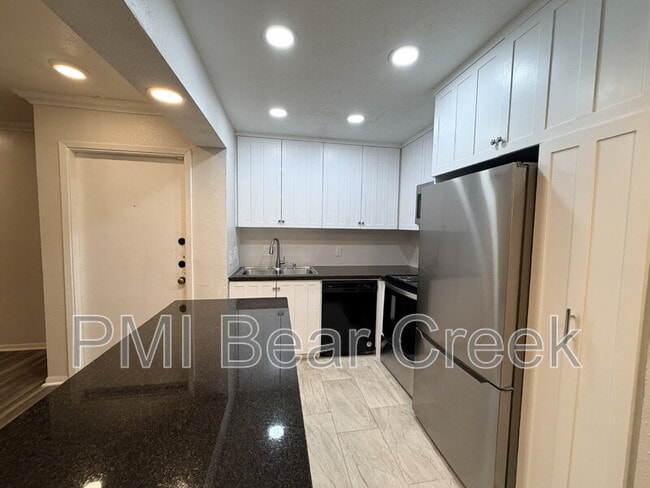 Building Photo - 3045 Walnut Bend Ln