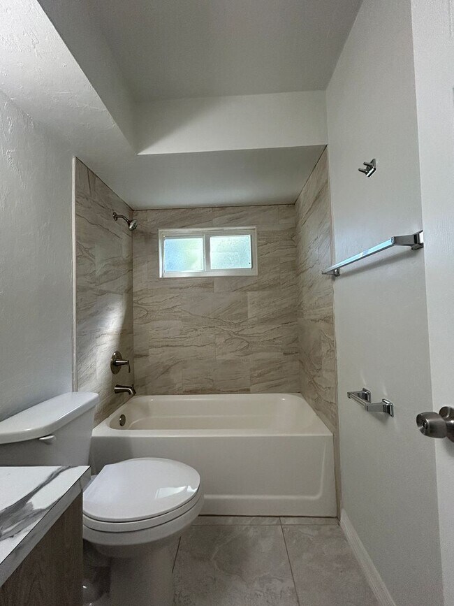 Building Photo - 2 bed 1 Bath Condo