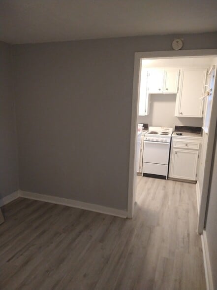 Building Photo - 502 E Lott Ave