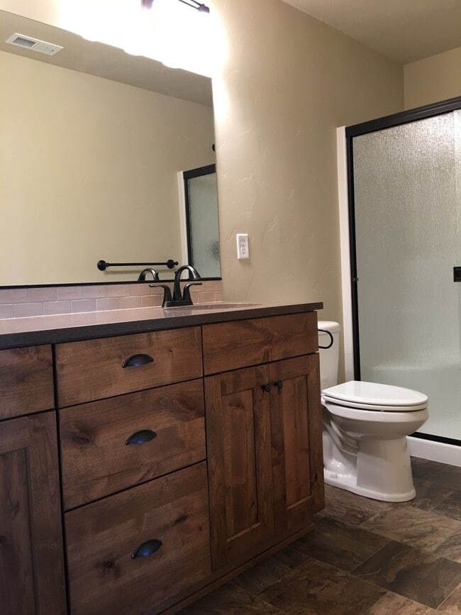 Building Photo - Gorgeous Newer Townhouse in NE Bend