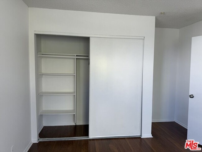 Building Photo - 982 S New Hampshire Ave