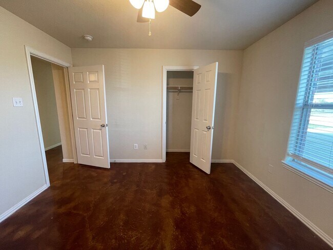 Building Photo - 100/102 Crossbow Ct.