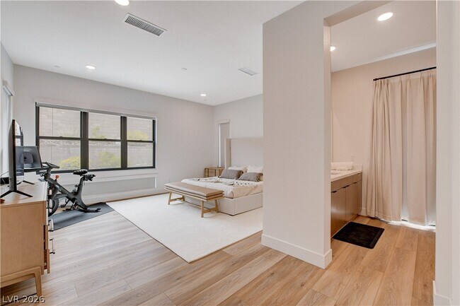 Building Photo - 779 Willits St