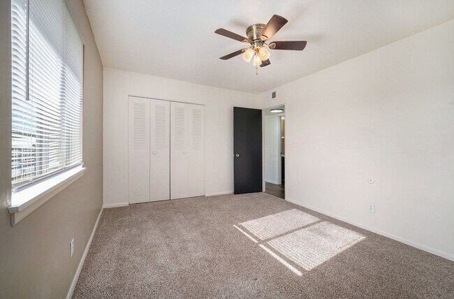 Building Photo - Blue Springs Apartments 2 Bedroom