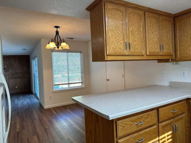 Building Photo - Mature dog considered. Nice home, convenient location off Placer & Wisconsin, Rdg.