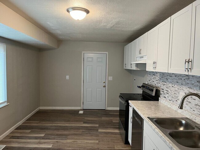Building Photo - 2656 Sherborne Crescent
