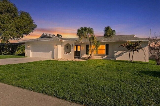 Building Photo - 13923 Brewster Dr