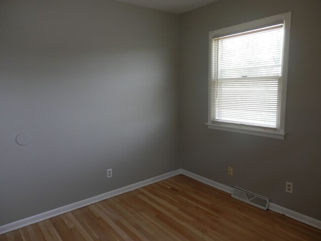 Building Photo - Great 2 Bedroom Duplex In SW Columbia!
