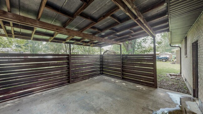 Building Photo - 408 Lealand Ln