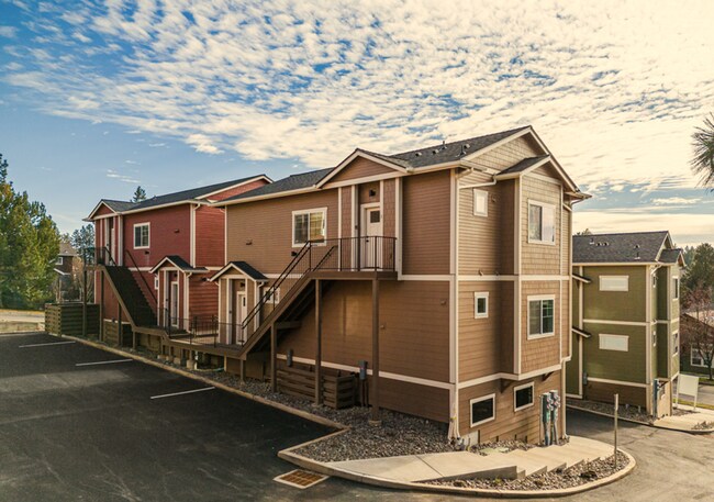 Building Photo - New 2 Bed/1 Bath Duplex Apartment with Two...