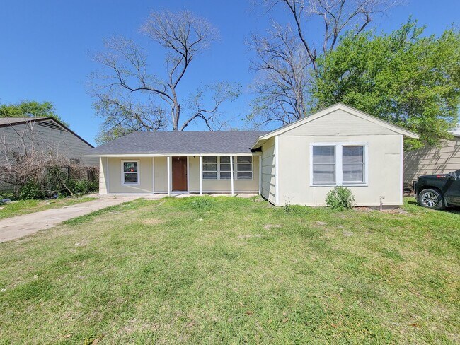 Building Photo - Welcome to this inviting single-family residence in the desirable South Park/Sunnyside area of Ho...