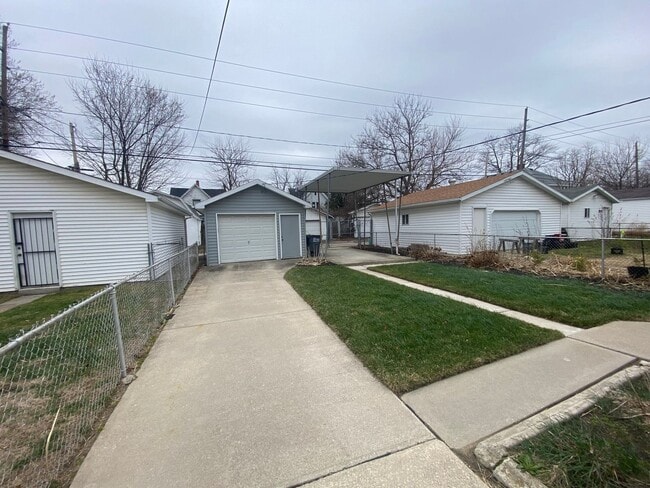 Building Photo - 3 Bed 2 Bath