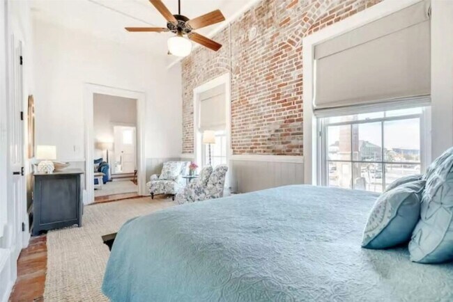 Building Photo - 2010 The Strand