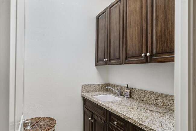 Building Photo - 45737 Club Dr