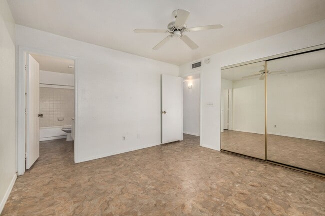 Building Photo - 3 bed 2 bath condo, Alma School and Elliot