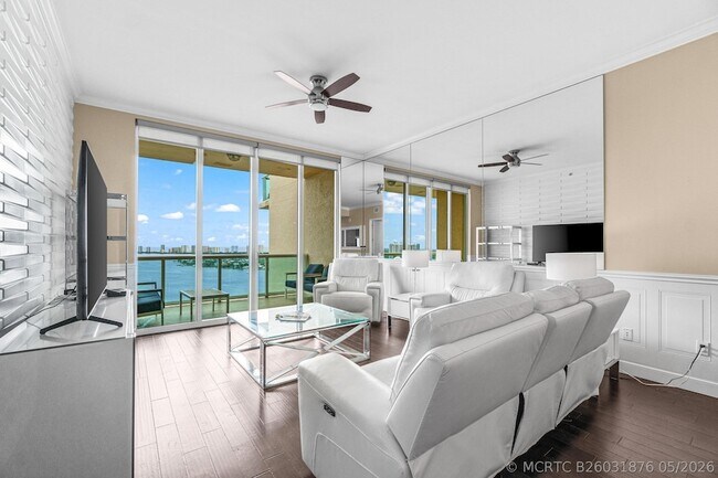 Building Photo - 2650 Lake Shore Dr