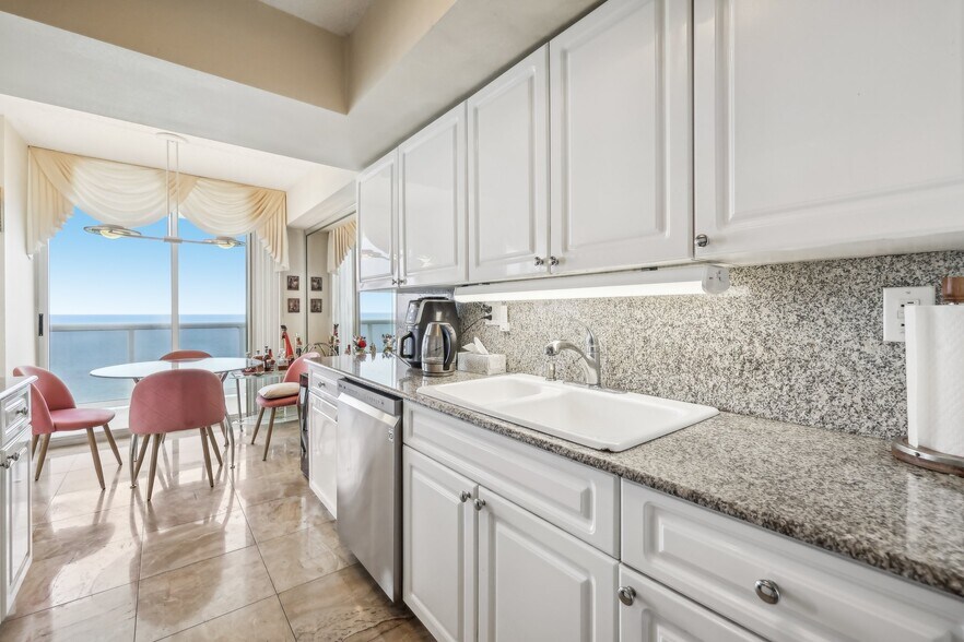 Building Photo - 16711 Collins Ave