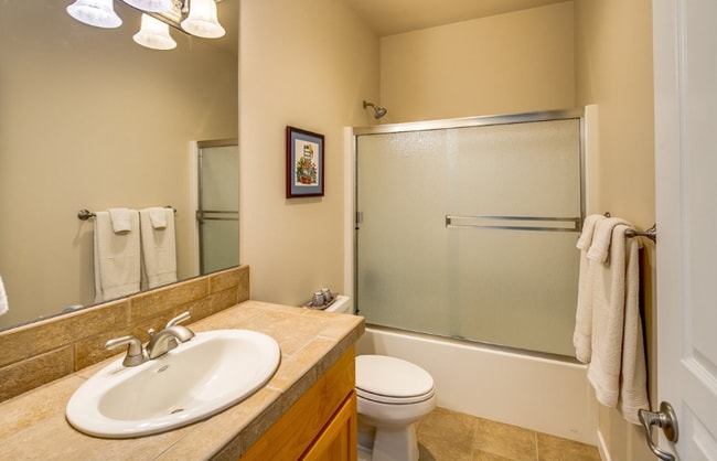 Building Photo - 2 Bed/2 Bath Single-Level Condo in Eagle C...
