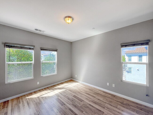 Building Photo - Beautiful 3B/3.5BA Townhouse in Carlsbad w...