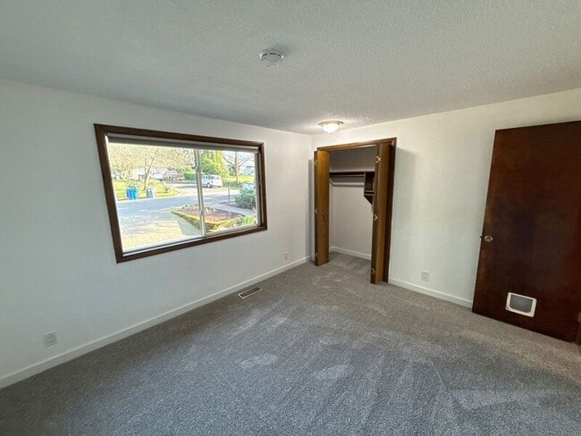 Building Photo - 869 Meadowlawn Dr SE