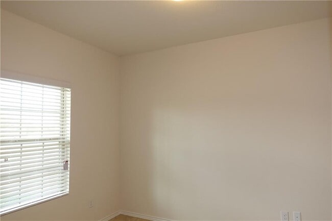 Building Photo - 1001 Hillrose Dr