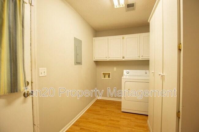 Building Photo - 1430 Lokey Dr