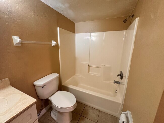 Building Photo - 4310 Santa Barbara Blvd